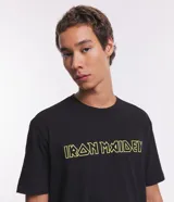 Remera negra de media malla con cuello redondo y mangas cortas. Estampado frontal con el logo de la banda de heavy metal Iron Maiden en color amarillo.