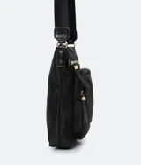 Bolso tipo bandolera modelo postman, color negro, confeccionado en tejido de poliéster. Cuenta con correa ajustable de cinta de gross, cierre principal por cremallera y dos bolsillos delanteros con cierre metálico.