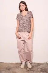 Remera de viscosa color rosa con estampado animal print en marrón, de corte recto y mangas cortas.