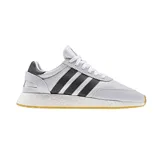 Championes Adidas modelo I-5923, con diseño de inspiración retro en color gris claro con las icónicas tres rayas laterales en negro. Presenta una entresuela con tecnología Boost para mayor amortiguación y suela de goma color caramelo.