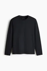 Remera deportiva de manga larga y cuello redondo, confeccionada en tejido funcional DryMove negro con aberturas cortas en el bajo.