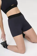 Calza corta de lycra color azul marino, de tiro alto y compresión media.