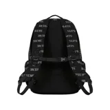 Mochila Supreme de color negro con estampado integral de la marca en tono gris y un bolsillo frontal con el logo clásico en caja roja y blanca.