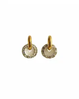 Aros tipo argolla pequeña con dije circular de resina blanca rodeado de strass, con estructura en tono dorado.