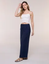 Pantalón holgado de tiro alto, color verde, con bolsillos frontales aplicados y cordón ajustable en la cintura.
