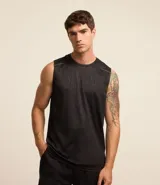 Musculosa deportiva masculina color beige, con cuello redondo y estampado sutil de líneas. Presenta recortes en los hombros y está confeccionada con tecnología Dry para mayor transpirabilidad.