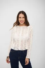 Top de encaje blanco con diseño de rayas verticales, manga larga y cuello redondo.