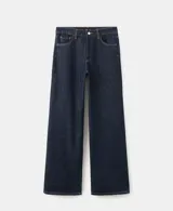 Pantalón de jean de corte recto y tiro medio, en color azul oscuro con costuras en contraste. Presenta cierre frontal con botón y bolsillos laterales y traseros.