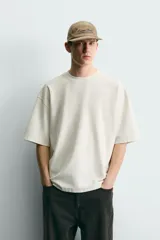 Camiseta boxy fit de algodón color verde militar, con cuello redondo y manga corta.