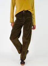 Pantalon de pana color marron oscuro, de corte recto y tiro medio, con costuras reforzadas en las rodillas y cierre frontal con boton.