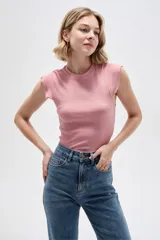 Musculosa de algodón color rosado, con cuello a la base, diseño al cuerpo y detalles de pequeños volados en las sisas.