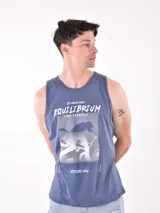 Musculosa sin mangas color azul grisáceo con cuello redondo. Estampado frontal en blanco y gris que incluye el texto "THE URBAN CHAOS EQUILIBRIUM FIND YOURSELF ATTITUDE NOW" y una silueta de una persona en bicicleta.