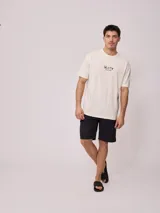 Remera de hombre color gris con efecto lavado, corte holgado y estampado con el logo de la marca Rusty en el pecho.