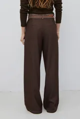 Pantalon de corte recto y pierna ancha, confeccionado en tela tipo denim color azul oscuro, con costuras a contratono y detalle de abertura lateral en el ruedo.