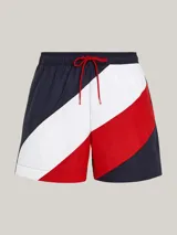 Short de baño azul marino, blanco y rojo con diseño de rayas diagonales y cordón rojo en la cintura.