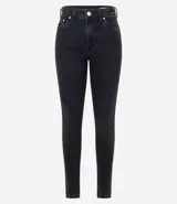 Pantalón de jeans skinny color negro con cintura alta, bolsillos delanteros y traseros, y bajo desflecado.