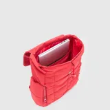 Mochila de estilo puffer color rojo, confeccionada en nylon resistente al agua. Cuenta con solapa superior, cierre con cordón ajustable, bolsillos laterales con cierre y compartimento interno para laptop.