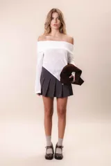 Short pollera negro con tablas.