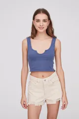 Crop top azul de punto canalé con escote en U y breteles anchos.