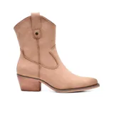 Bota corta de cuero sintético color beige, estilo texana, con caña media, puntera fina y taco bajo.
