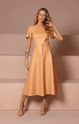 Falda midi color beige de cuero sintético, corte evasé y cintura alta.