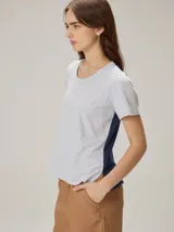 Remera de manga corta color amarillo claro, con cuello redondo y diseño básico.