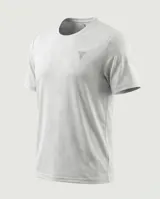 Remera deportiva de hombre Tiffosi, color blanco con diseño geométrico sutil en tono sobre tono y pequeño logo reflectante en el pecho.