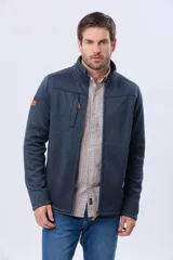 Campera texturada de color azul melange, con interior en polar, cuello alto y cierre frontal con cremallera. Cuenta con un bolsillo vertical con cierre en el pecho y detalles en cuero sintético.