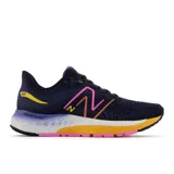 Championes de running New Balance modelo 880 v12, con capellada de malla técnica en color azul oscuro. Presenta entresuela de doble capa con tecnología Fresh Foam X en degradado de blanco a violeta y detalles en amarillo y fucsia en la suela, logo lateral y talón.