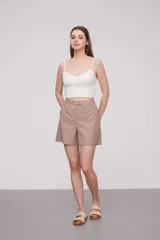 Top color marfil con breteles finos y escote en V.