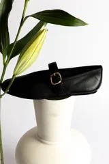 Ballerinas color marrón con correa sobre el empeine y hebilla dorada.