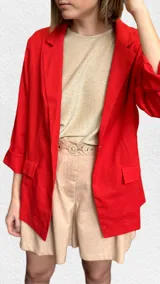 Blazer sastrero rojo de lino, con solapas de muesca, mangas 3/4 y bolsillos de parche.