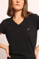 Remera básica gris melange con escote en V, mangas cortas y calce cómodo. Cuenta con un pequeño bordado minimalista en negro en el lado izquierdo del pecho.