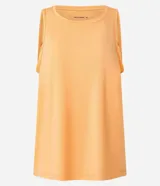 Musculosa deportiva de mujer marca Get Over, confeccionada en tejido de poliamida con elastano. Presenta escote redondo, sisas amplias y un diseño holgado con recorte horizontal en la espalda que incluye un pliegue central para mayor libertad de movimiento.