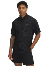 Polo de golf Under Armour modelo Playoff 3.0, con diseño de camuflaje en tonos negros y grises. Presenta cuello clásico, tapeta de tres botones y logo de la marca en el pecho. Confeccionado en tejido técnico transpirable y elástico con protección solar.
