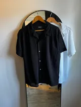 Camisa de manga corta con textura tipo crochet, color negro.