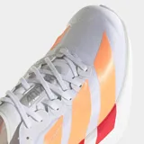 Championes de running Adidas Adizero Adios Pro 4, color blanco con detalles en naranja y rojo. Presentan tecnología Lightstrike Pro en la mediasuela para una amortiguación superior y suela de caucho Continental para un agarre óptimo.