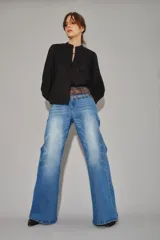 Jean palazzo de tiro alto, color azul claro con efecto desgastado, y corte holgado.