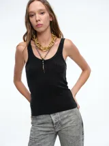 Top musculosa de calce ajustado en color negro, confeccionado en tejido de punto con textura. Presenta escote redondo, breteles anchos y un bolsillo pequeño aplicado en el lado izquierdo del pecho.