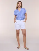 Short de algodón blanco, con tiro medio, bolsillos laterales en diagonal y dobladillo vuelto en el ruedo.