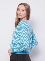 Sweater de punto con diseño jaquard de ondas en color rosa y blanco, con cuello redondo en color verde lima, de manga larga y corte holgado.