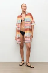 Bombacha de bikini negra tipo vedetina con detalle de cuentas decorativas.