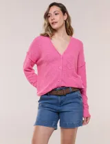 Cardigan de punto color rosado, con escote en V pronunciado, cierre frontal de botones, mangas largas de hombros caídos y bolsillos delanteros tipo parche.