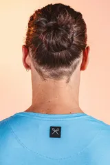 Remera de algodón pima premium, color celeste, con cuello redondo rib al tono y corte regular.