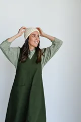 Gorro unisex tejido a mano en punto elástico con lana merino uruguaya color crudo.