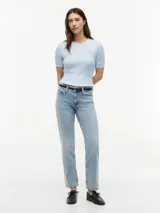 Jeans de mezclilla de corte recto con diseño clásico de cinco bolsillos, cierre de cremallera y botón, y detalles distintivos de la marca.
