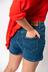 Short de jean azul de tiro alto.