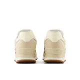 Championes urbanos New Balance modelo 574, color beige con detalles en blanco, confeccionados en gamuza y malla, con logo "N" característico en los laterales y entresuela ENCAP.