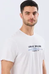 Remera azul de manga corta y cuello redondo, con texto bordado en el pecho.