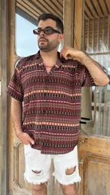 Camisa oversize de seda con estampado geométrico en tonos marrón, rojo y blanco.